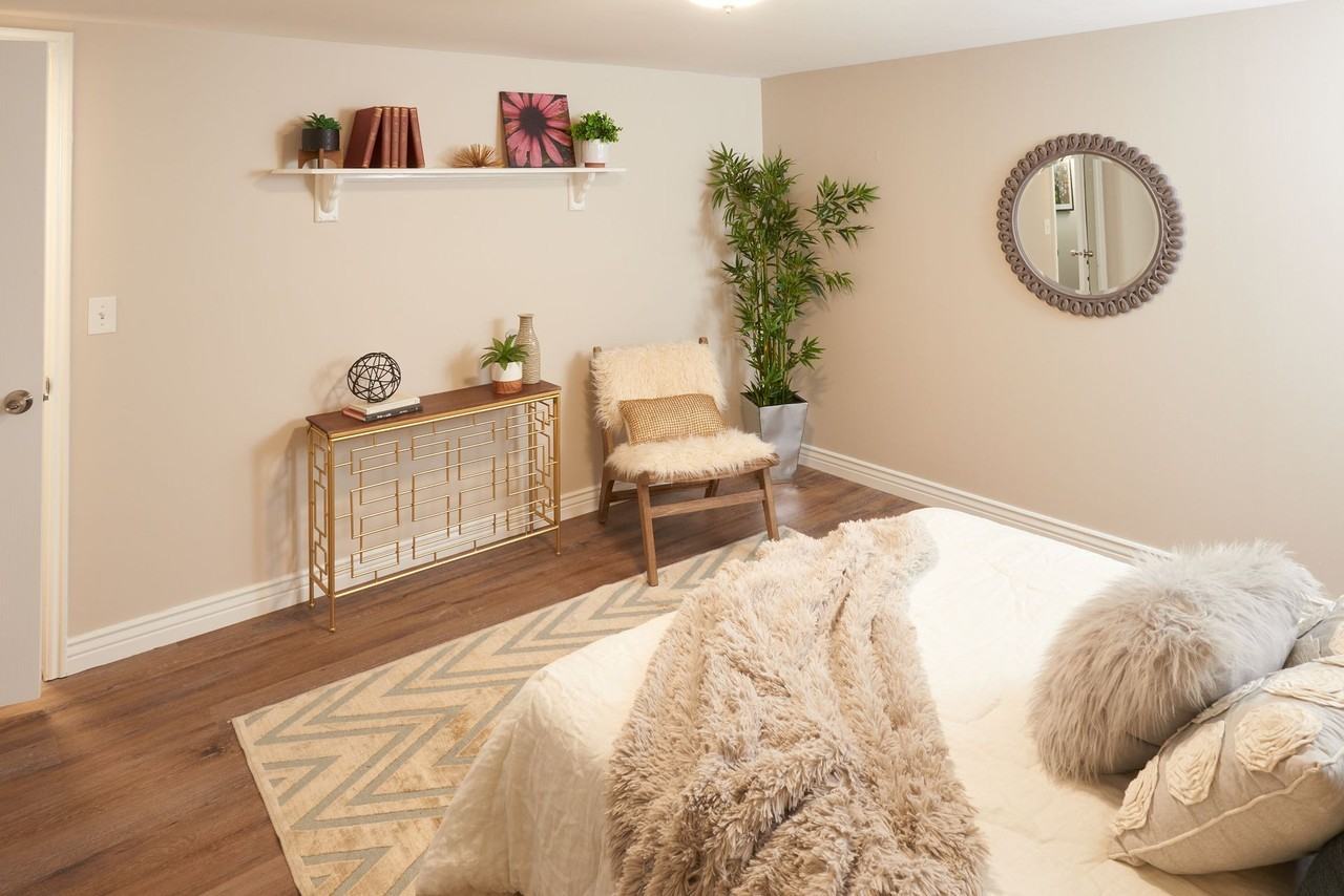 Donna Manor - Photo 7 of 14