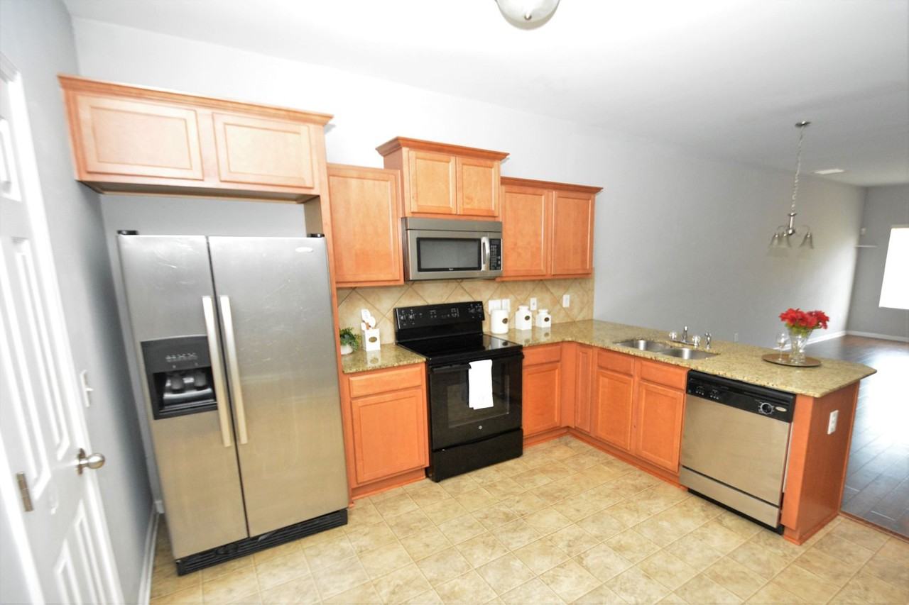 12736 Livengood Ln - Photo 5 of 23