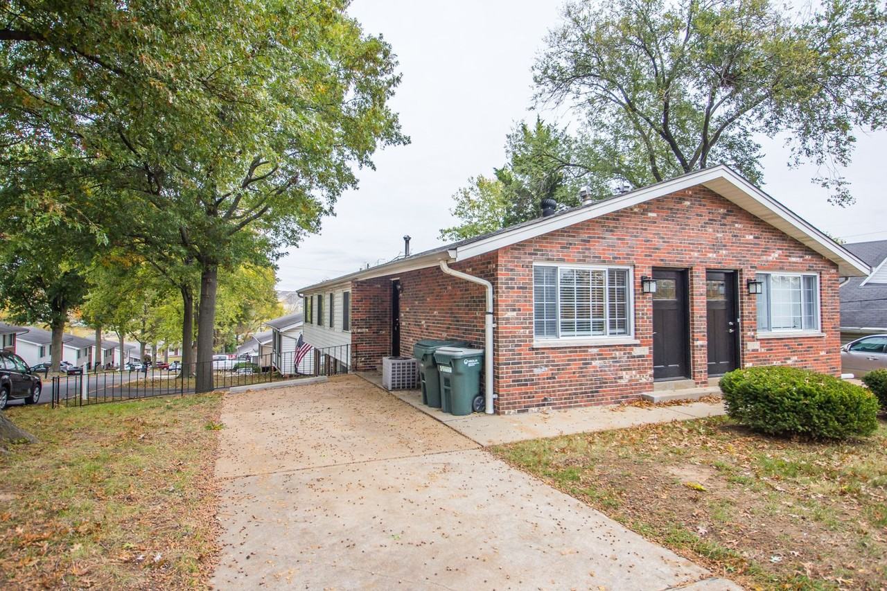 2392 Ridgecrest Dr - Photo 2 of 13