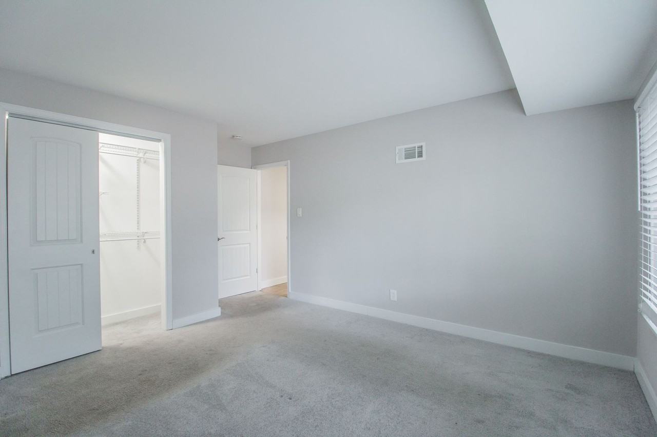 2392 Ridgecrest Dr - Photo 3 of 13