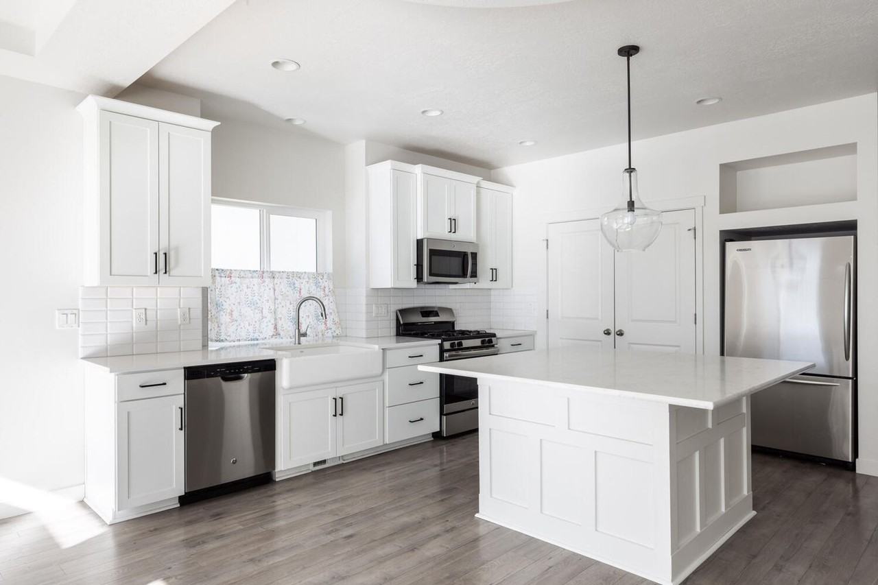 435 W 1220 S - Photo 2 of 23