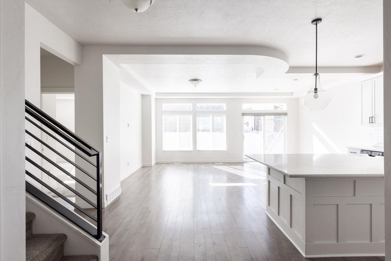 435 W 1220 S - Photo 4 of 23