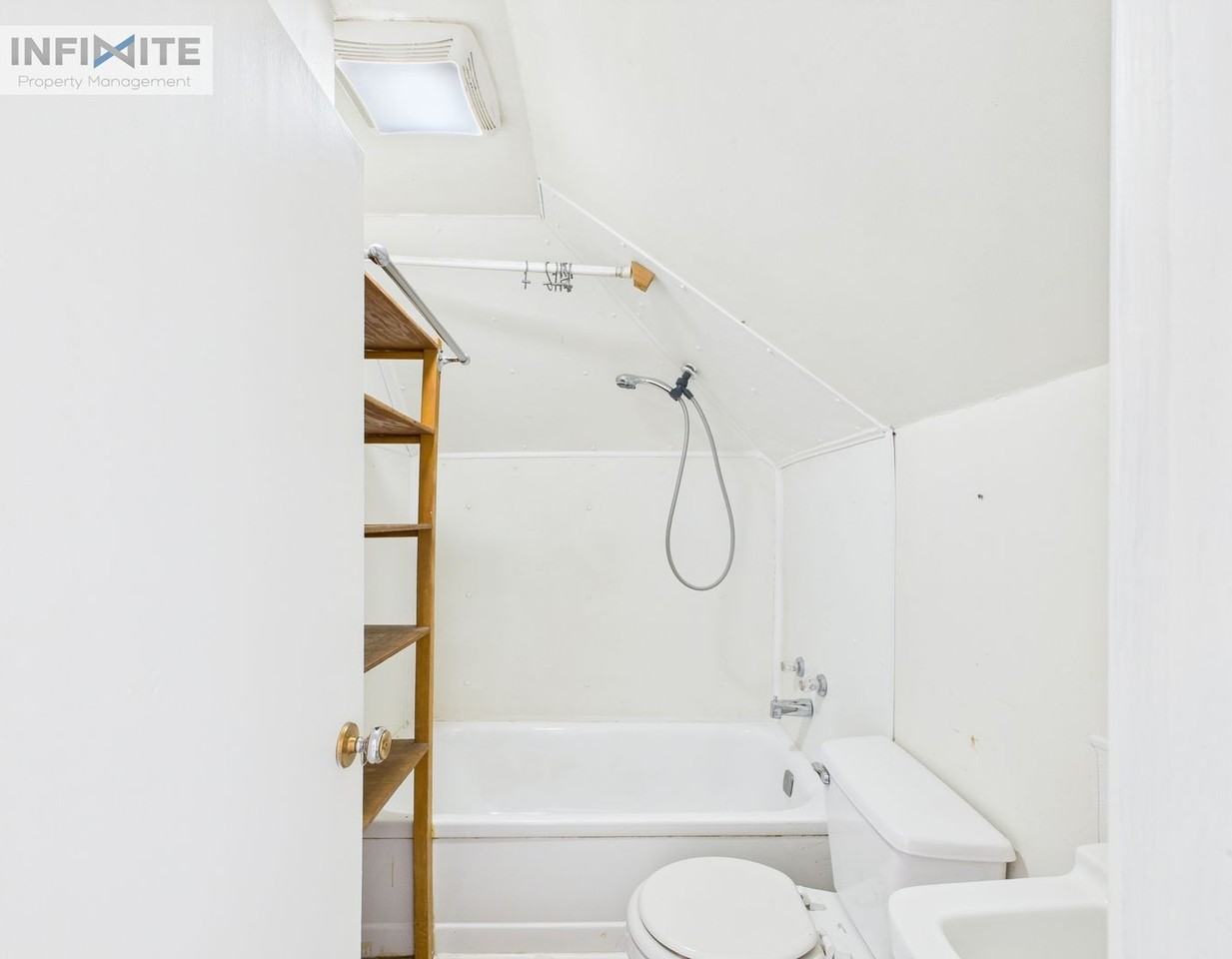 631 E Davis St #B - Photo 3 of 9