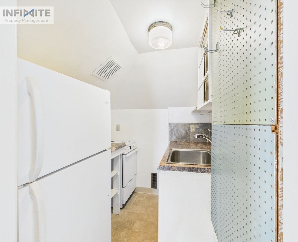 631 E Davis St #B - Photo 4 of 9