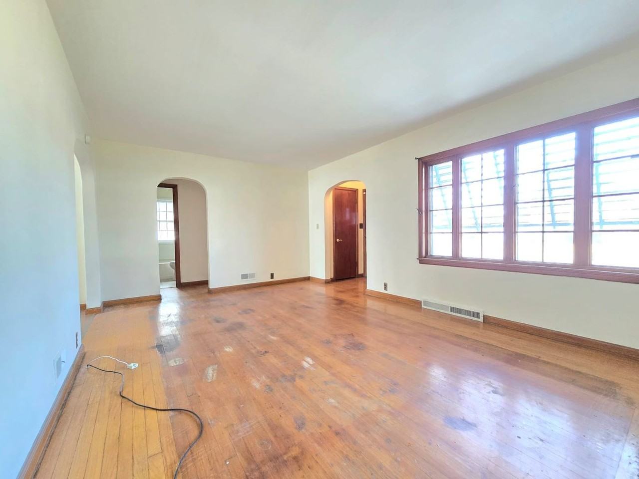 902 Sylvan Ln - Photo 3 of 14