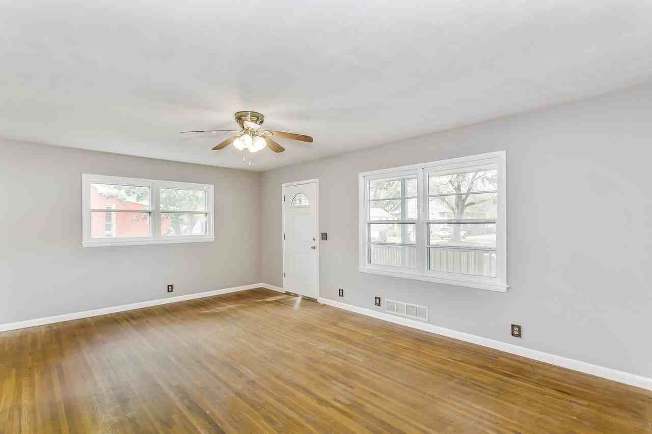 840 S Millwood Ave - Photo 4 of 13
