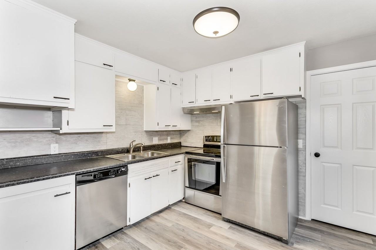 840 S Millwood Ave - Photo 5 of 13
