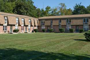 Country Manor Apartments - Photo 1 of 1
