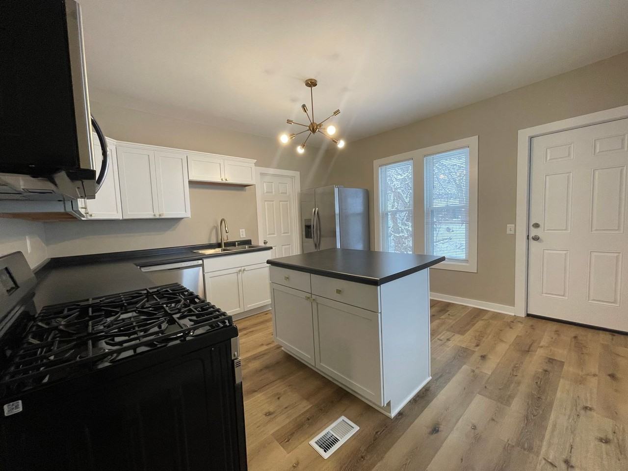 852 Lafayette Ave Ne - Photo 2 of 21