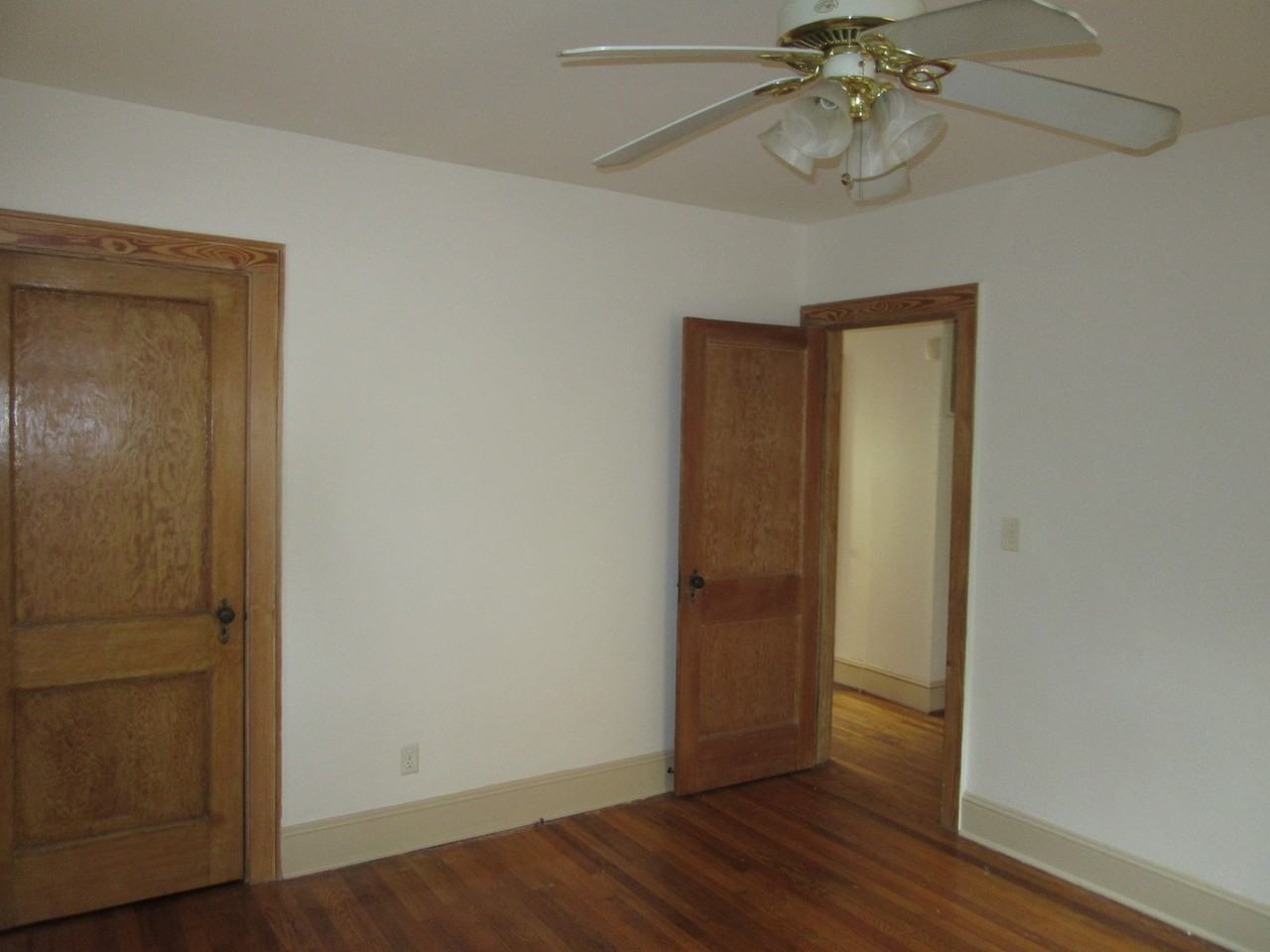 1013 Kensington Ave - Photo 6 of 10