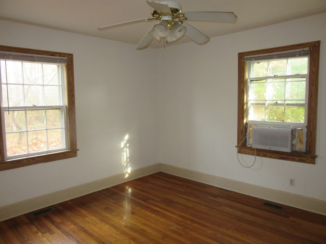 1013 Kensington Ave - Photo 7 of 10