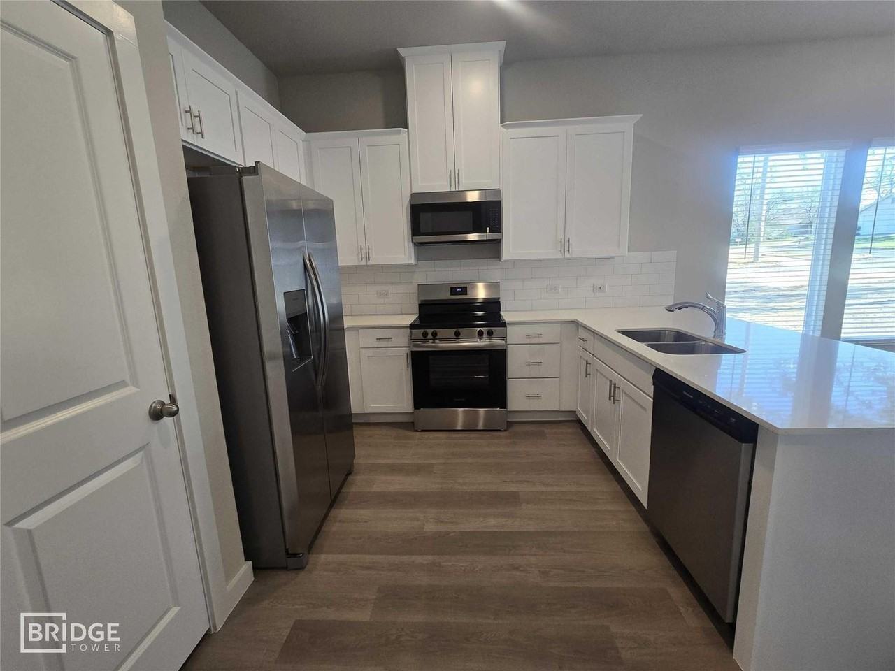333 E Hull St - Photo 3 of 15
