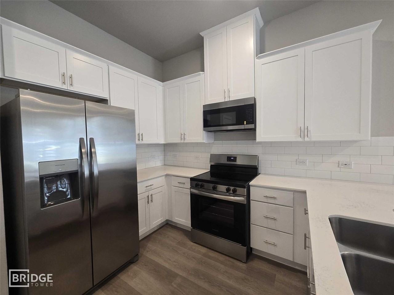 333 E Hull St - Photo 4 of 15