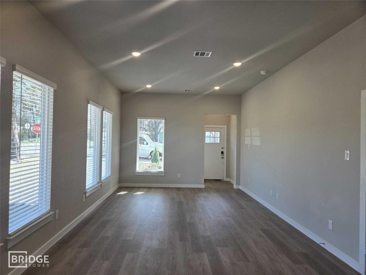 333 E Hull St - Photo 5 of 15