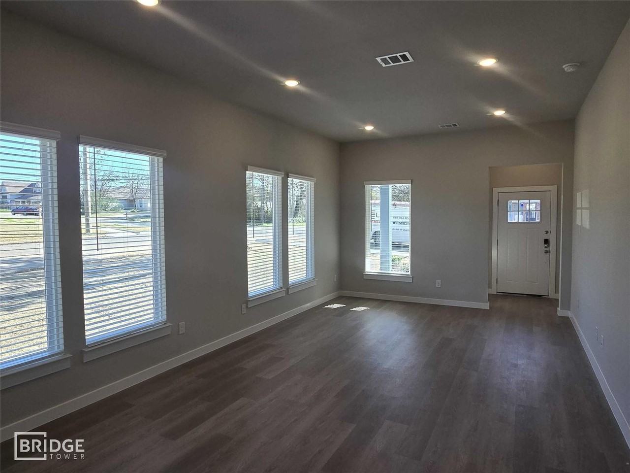 333 E Hull St - Photo 6 of 15