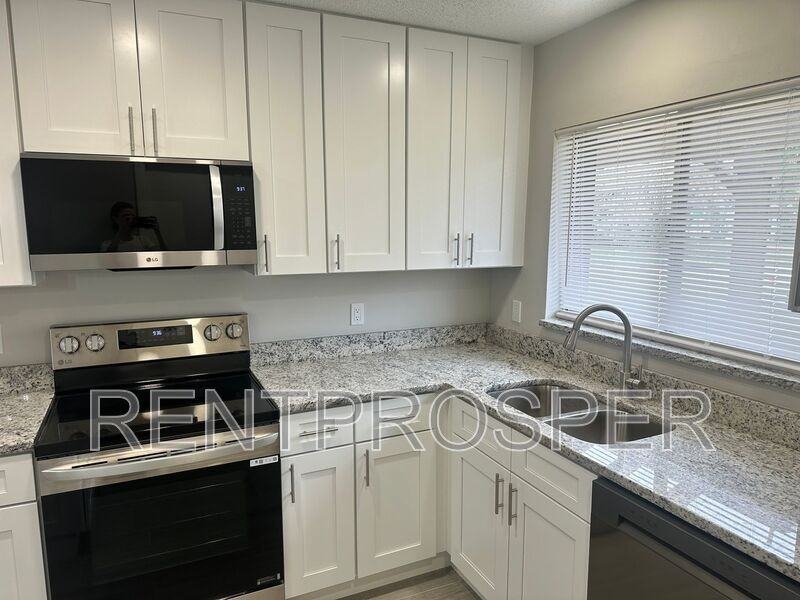 10453 Lazy Lake Dr - Photo 3 of 18