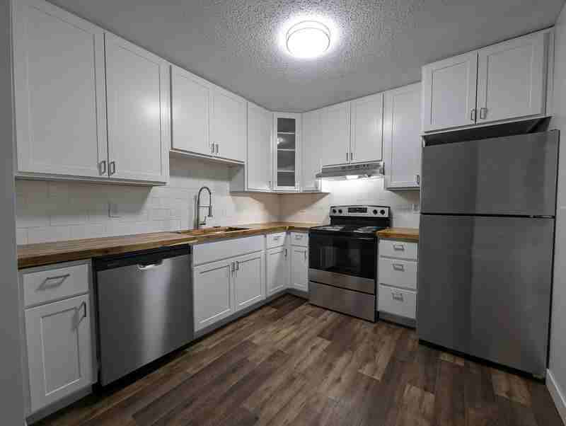 408 E 15th St - Photo 4 of 12