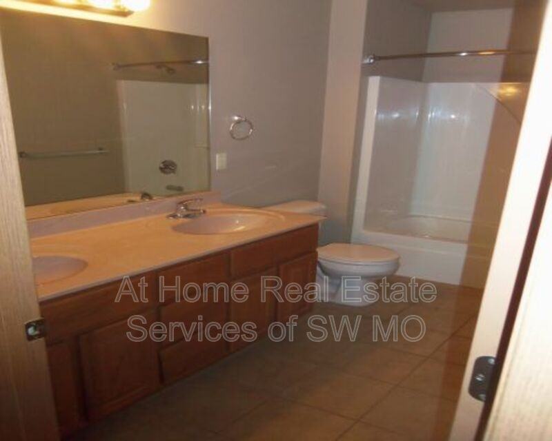 631 S Landen Ave - Photo 3 of 9