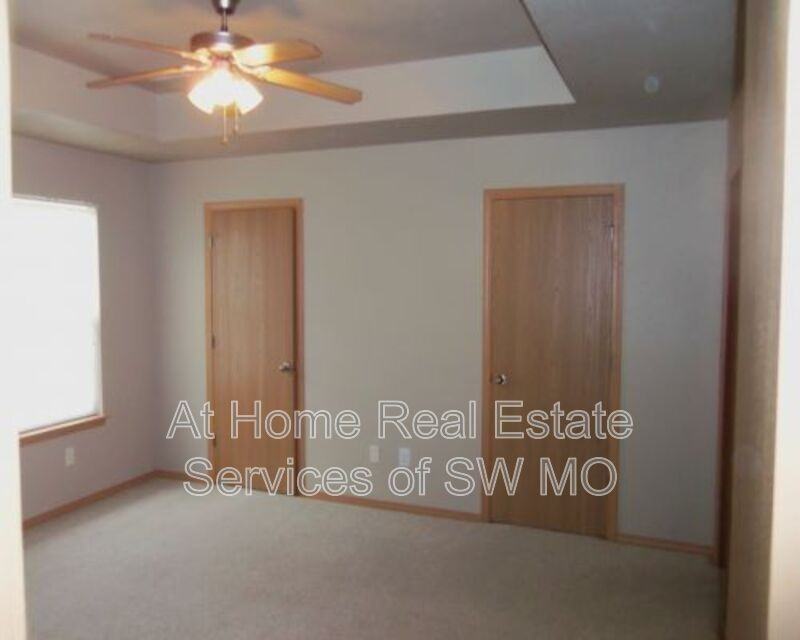 631 S Landen Ave - Photo 4 of 9