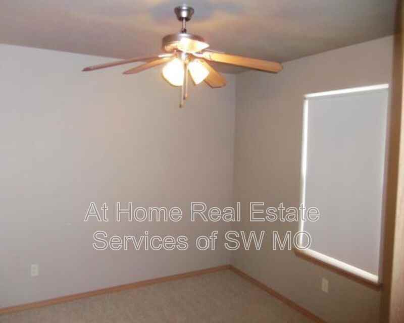 631 S Landen Ave - Photo 5 of 9