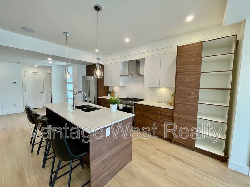 800 Grenfell Ave - Photo 3 of 34