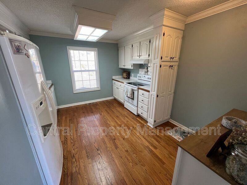 1014 Old Mill Rd - Photo 4 of 40