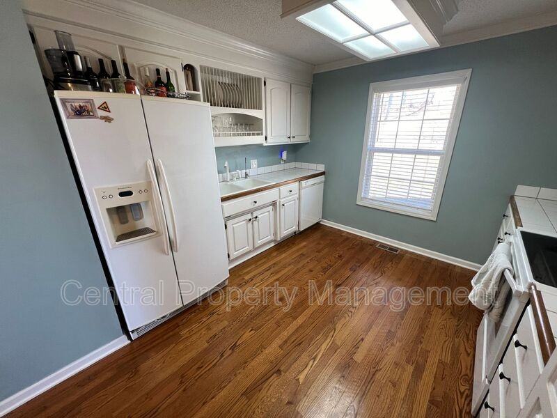 1014 Old Mill Rd - Photo 5 of 40