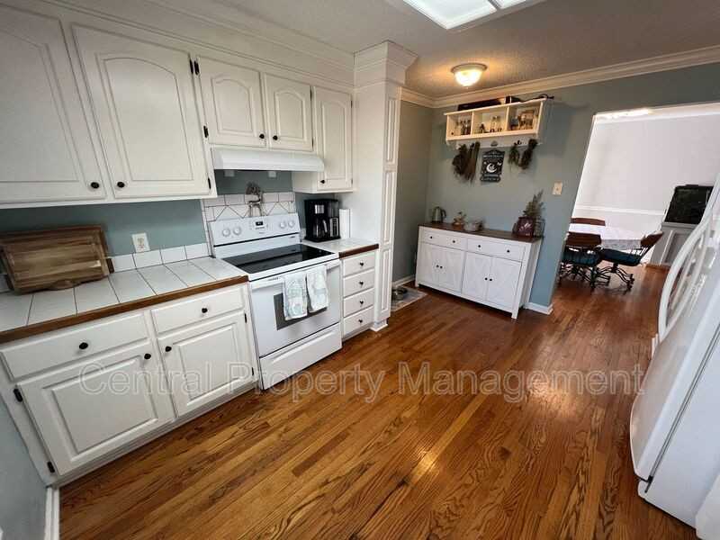 1014 Old Mill Rd - Photo 6 of 40