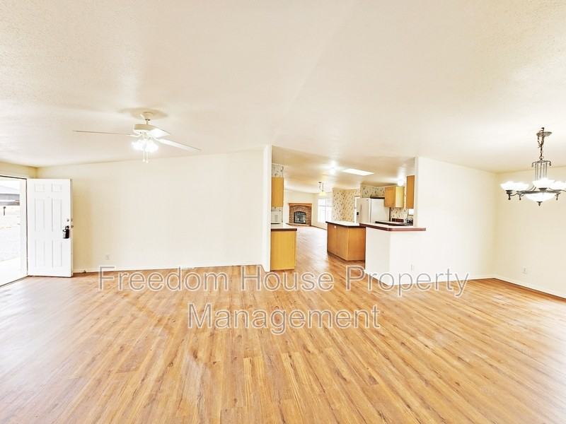 5220 Jerry Ave - Photo 4 of 40