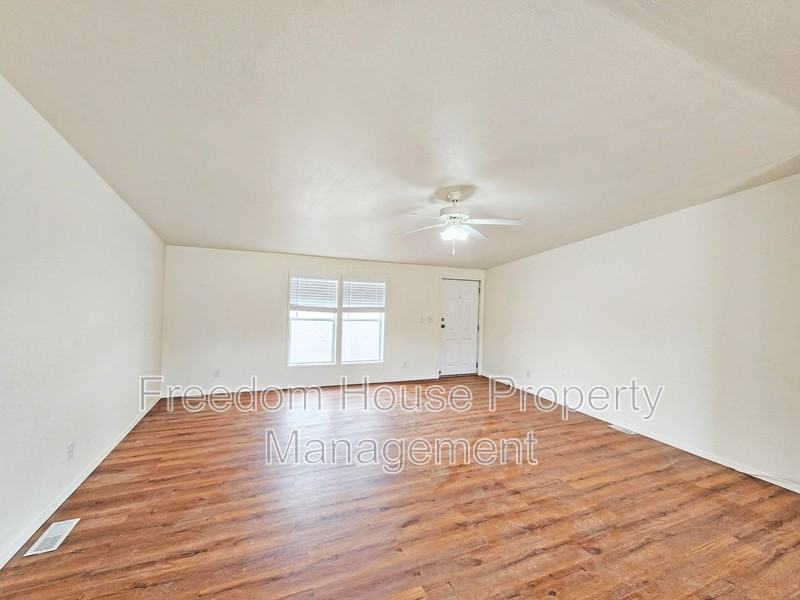 5220 Jerry Ave - Photo 5 of 40