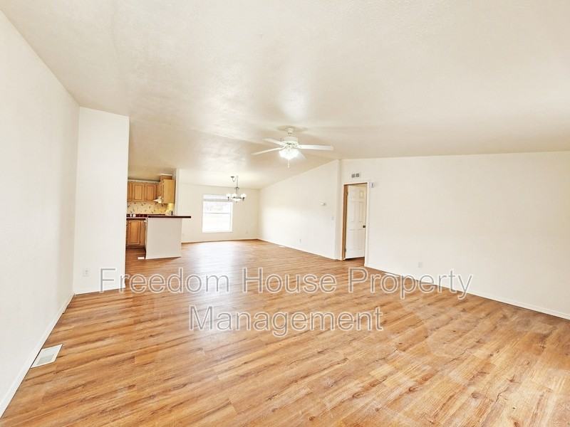 5220 Jerry Ave - Photo 6 of 40