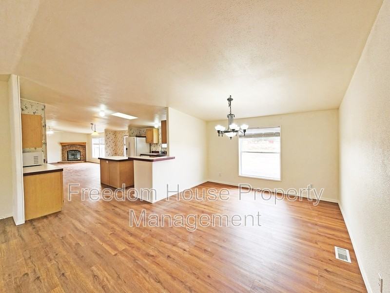 5220 Jerry Ave - Photo 7 of 40