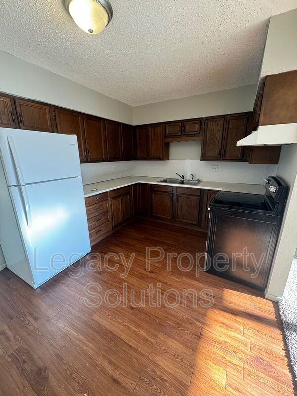 305 W Bismarck Expy N #4 - Photo 3 of 12