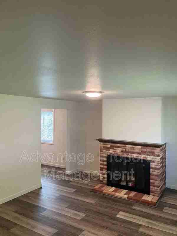 1126 Ne North Nebergall Loop - Photo 2 of 8