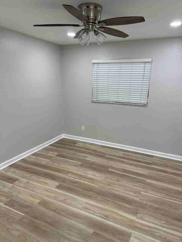 921 NE 16TH ST - Photo 4 of 9