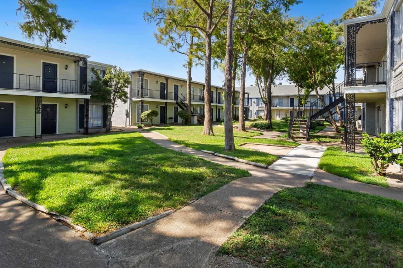 Town Park Apartments - Photo 2 of 28