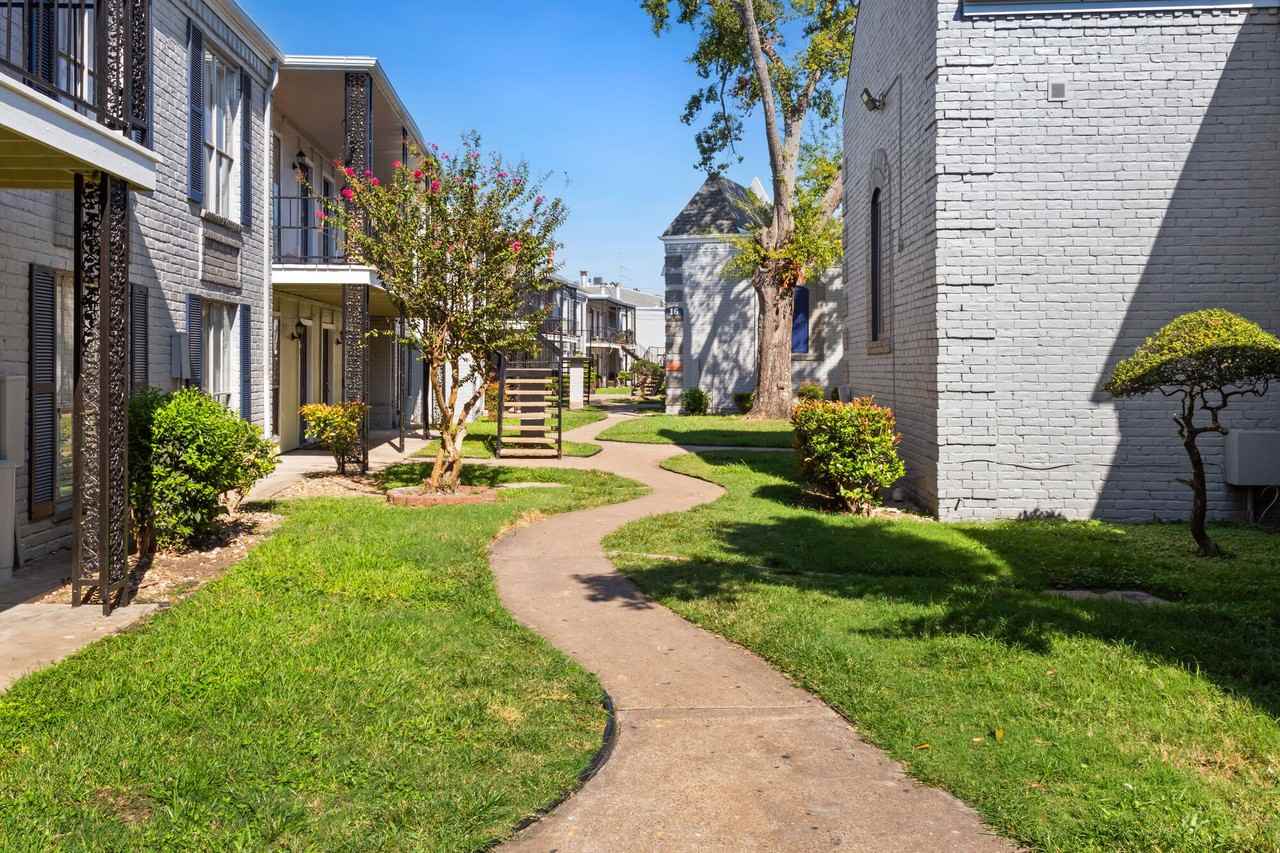 Town Park Apartments - Photo 7 of 28