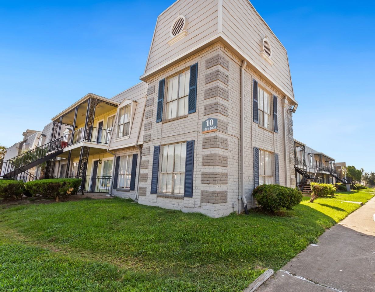 Town Park Apartments - Photo 4 of 35