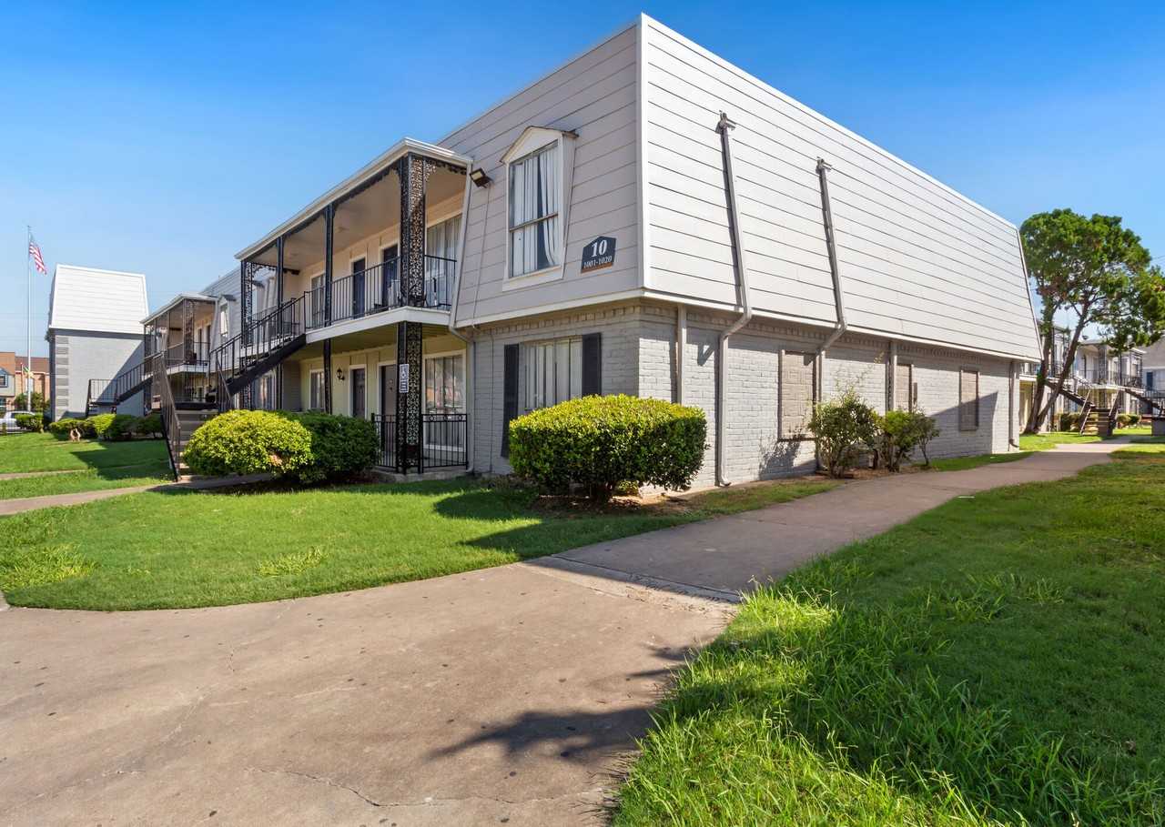 Town Park Apartments - Photo 6 of 35