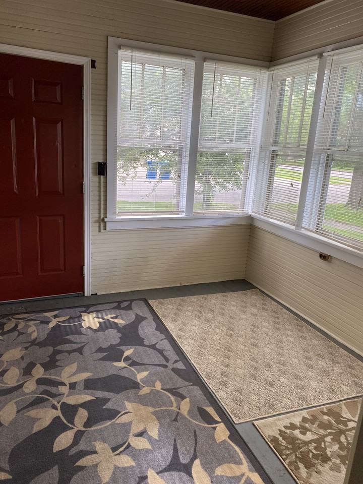 210 1/2 6th Ave Se #2 - Photo 2 of 6