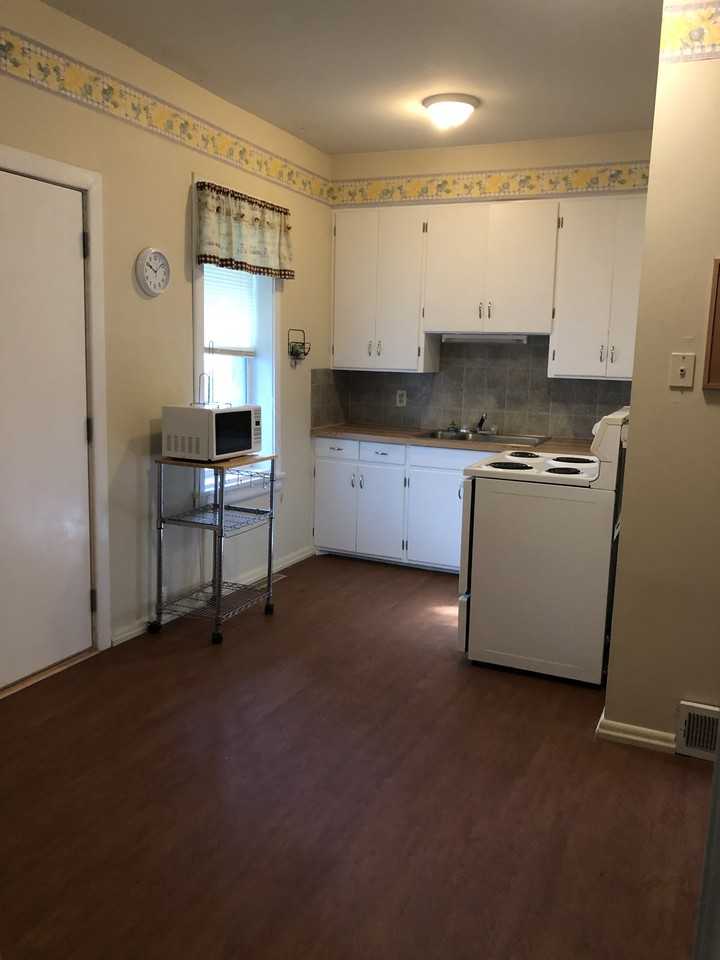 210 1/2 6th Ave Se #2 - Photo 3 of 6