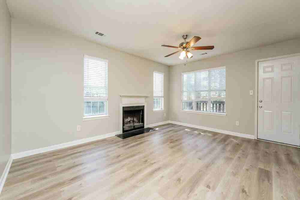 3213 Kings Glen Dr - Photo 4 of 17
