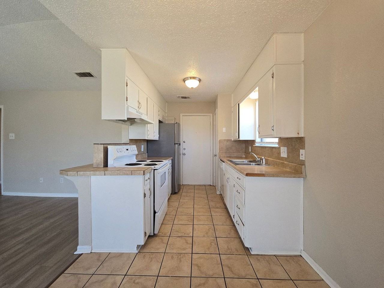 1906 Galaxy Dr - Photo 4 of 21