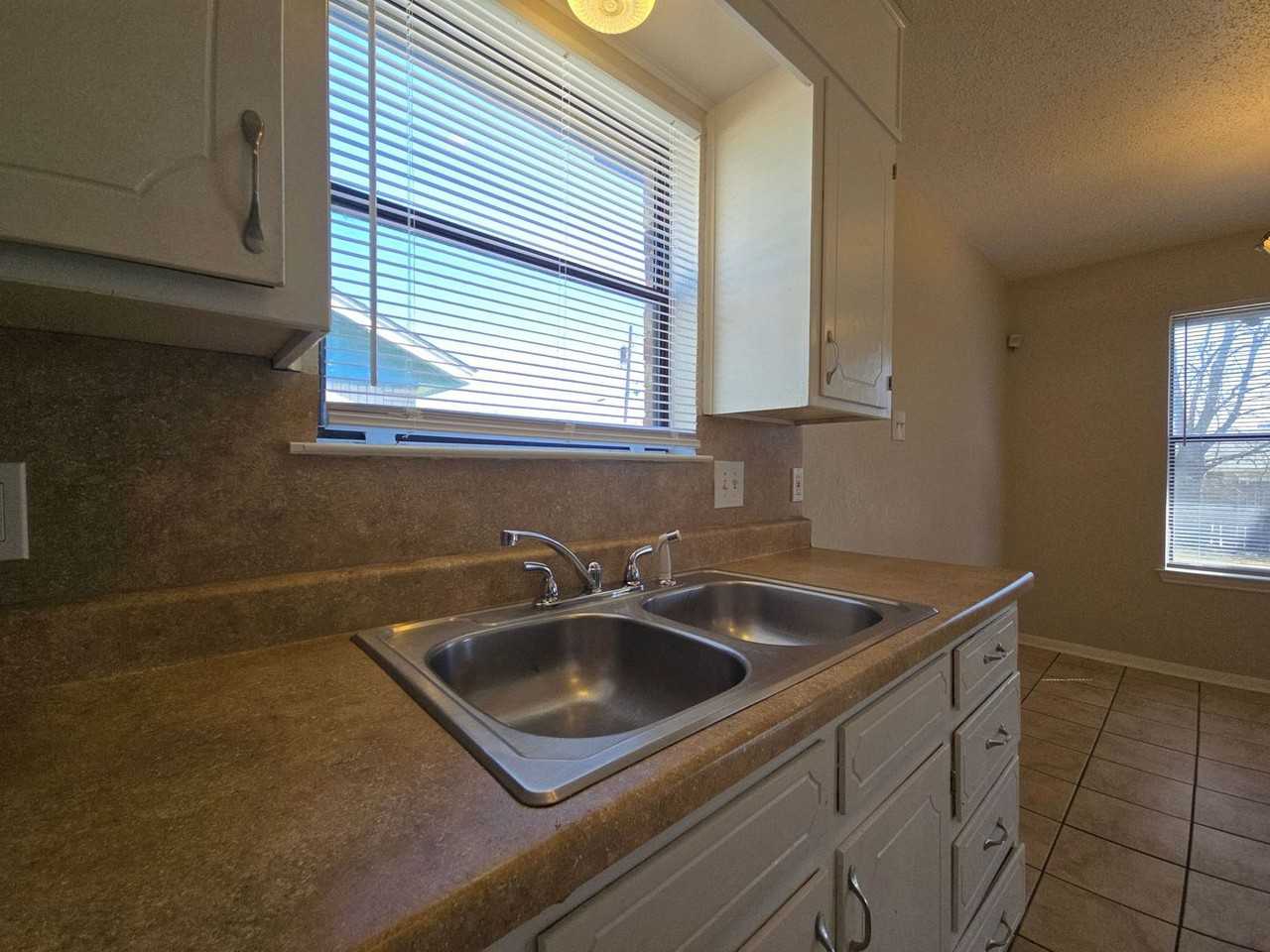 1906 Galaxy Dr - Photo 5 of 21