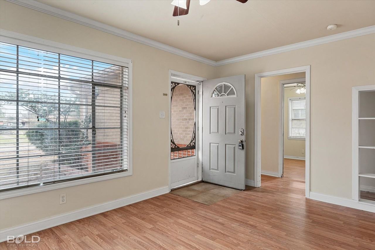 2726 W Cavett Dr - Photo 4 of 37