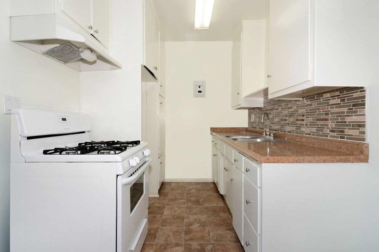 128 West Maple Street - Photo 7 of 9