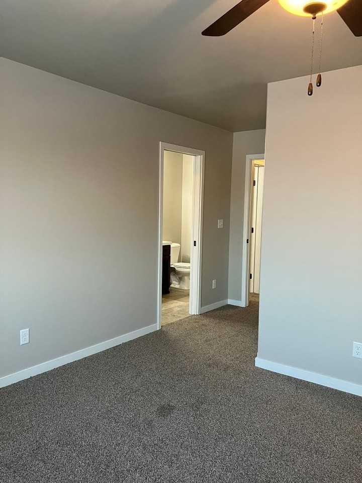 7491 18th St S - Photo 5 of 33