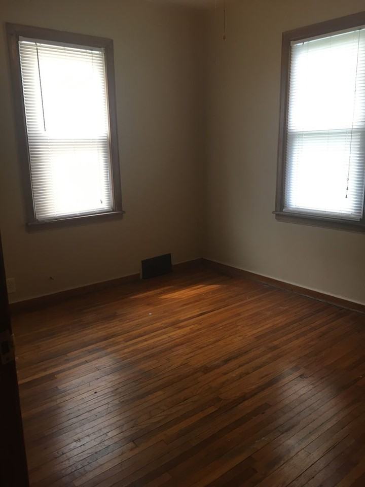 1324 Stratford Ave - Photo 4 of 9