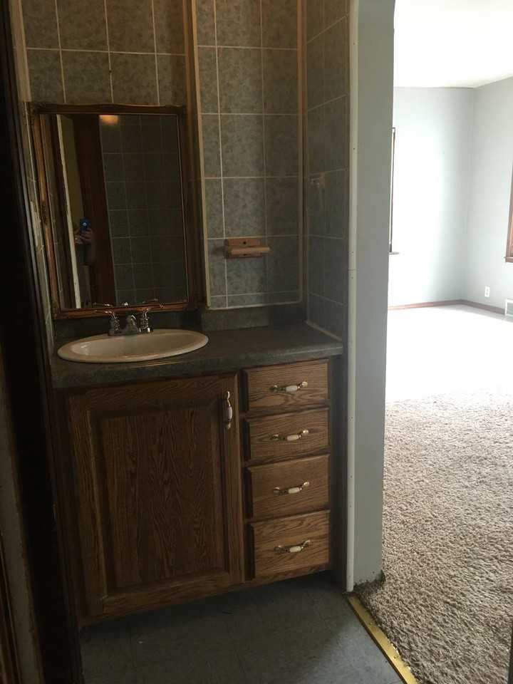 1324 Stratford Ave - Photo 5 of 9