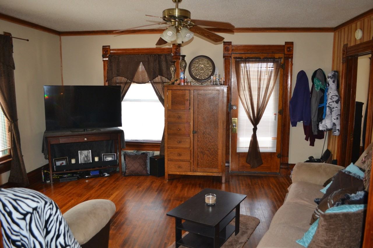 613 Clarke St - Photo 7 of 45